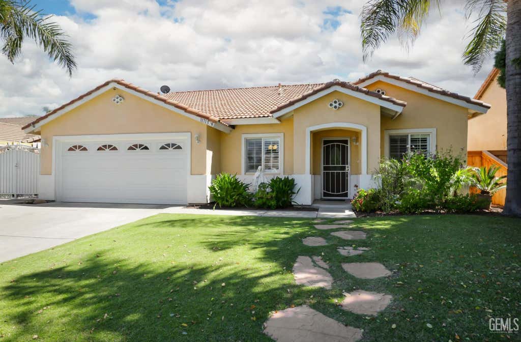 Photo of 11713 Mantova Avenue, Bakersfield, CA 93312 (MLS # 202608621)