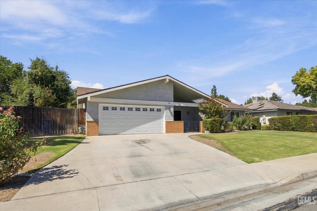 Photo of 605 Winchester Street, Bakersfield, CA 93309 (MLS # 202610341)