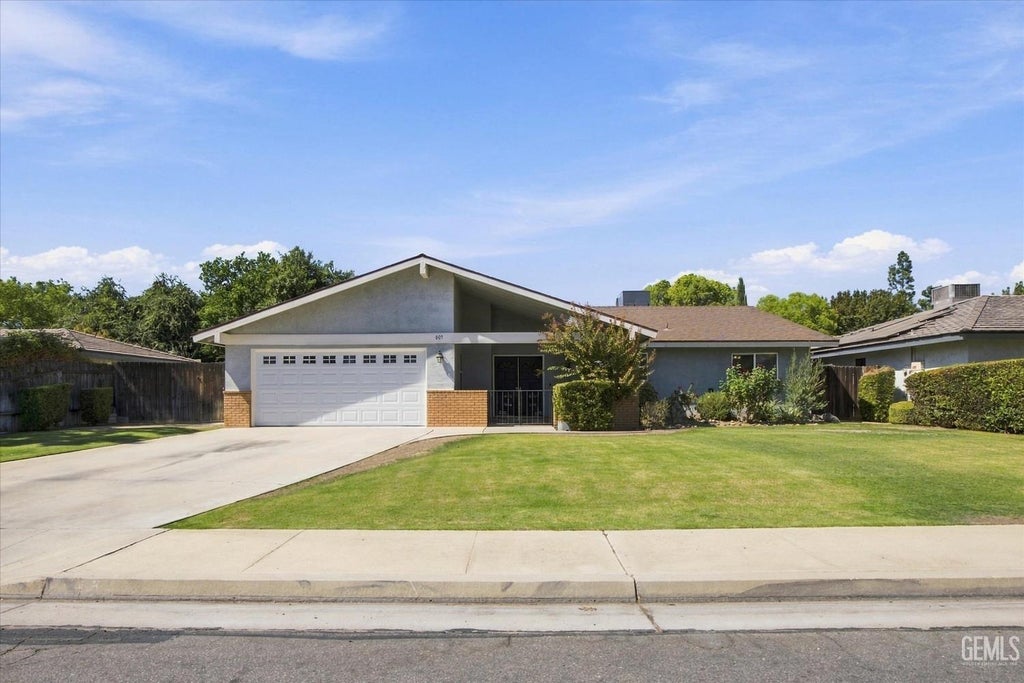 Photo of 605 Winchester Street, Bakersfield, CA 93309 (MLS # 202610341)