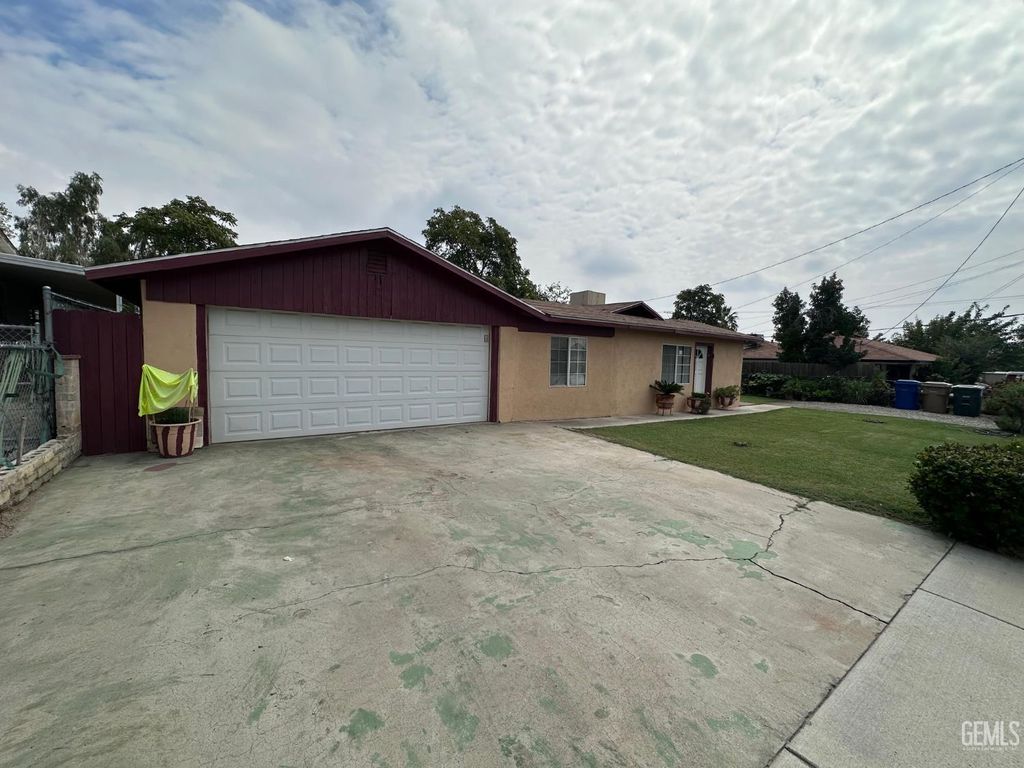 Photo of 715 Normandy Drive, Bakersfield, CA 93306 (MLS # 202511327)