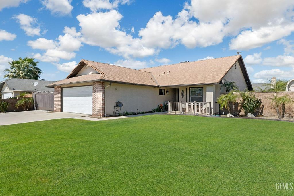 Photo of 12102 Magruder Avenue, Bakersfield, CA 93312 (MLS # 202602634)