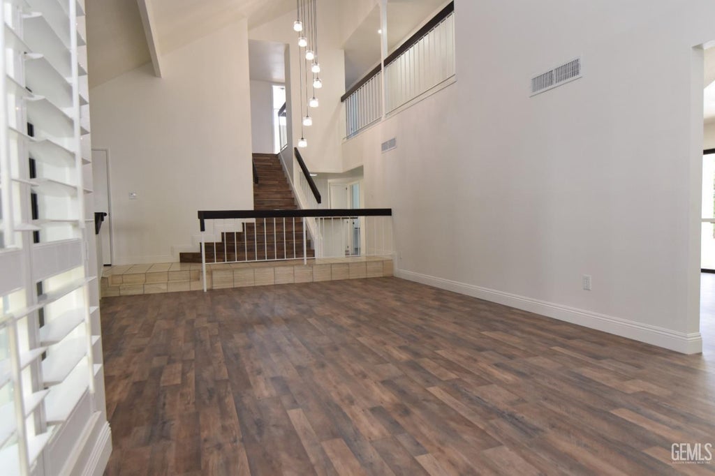 Photo of 1501 Westbourne Way, Bakersfield, CA 93309 (MLS # 202608222)