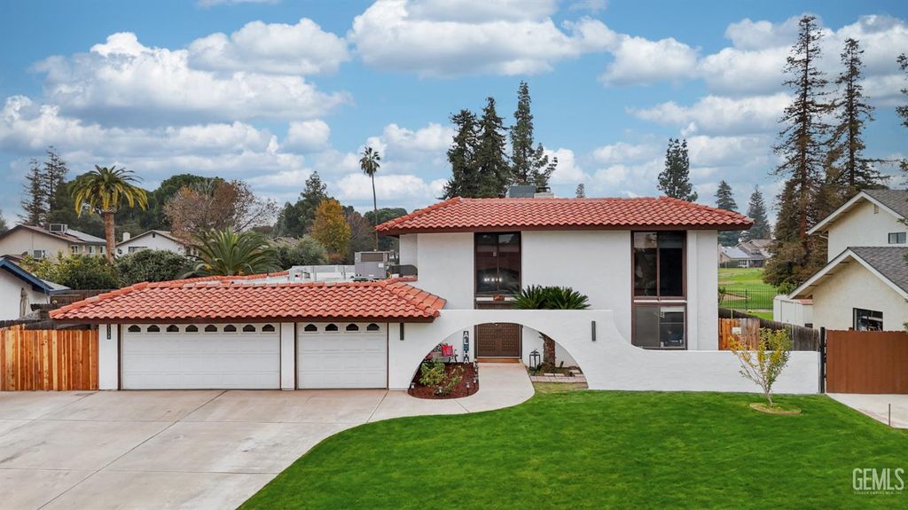 Photo of 6508 Landfair Drive, Bakersfield, CA 93309 (MLS # 202513522)