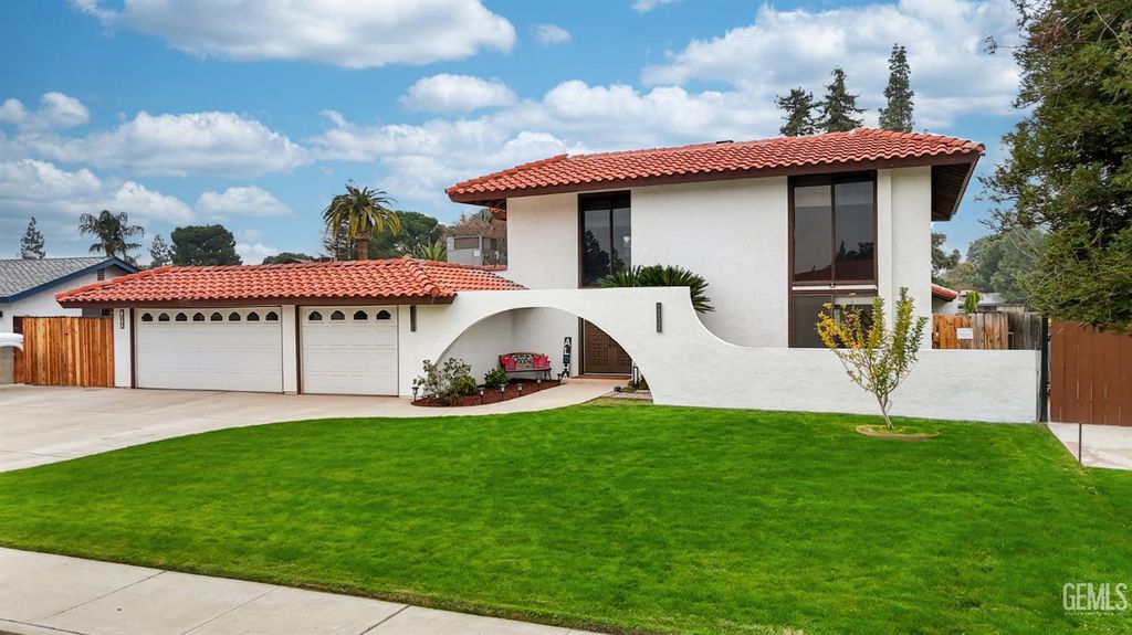 Photo of 6508 Landfair Drive, Bakersfield, CA 93309 (MLS # 202513522)