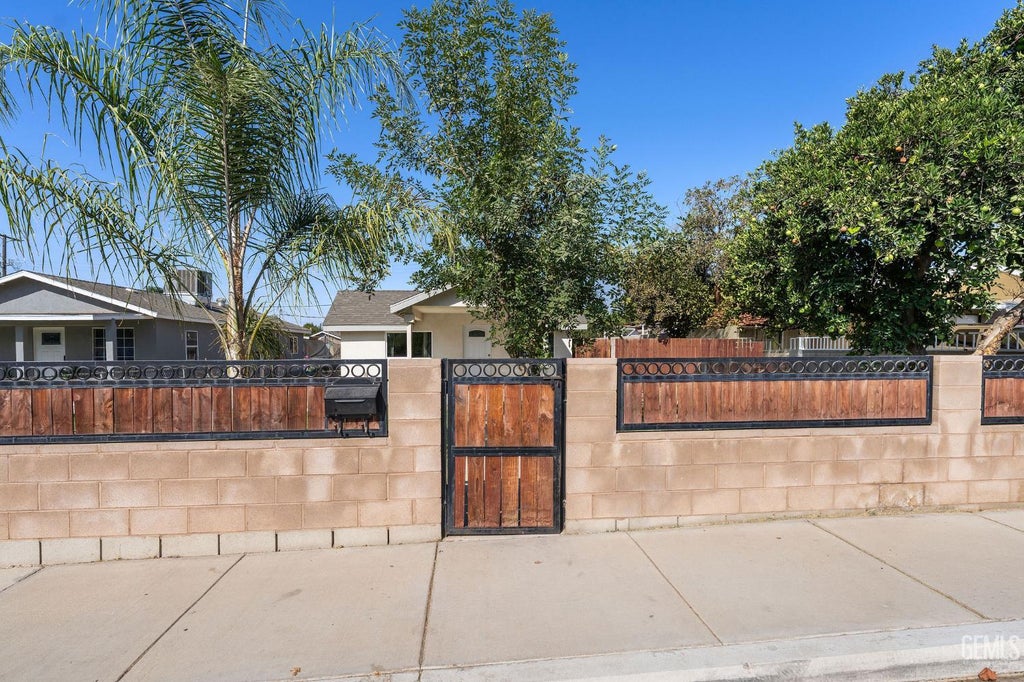 Photo of 11012 San Fernando Street, Lamont, CA 93241 (MLS # 202610152)