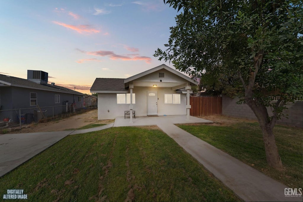 Photo of 11012 San Fernando Street, Lamont, CA 93241 (MLS # 202610152)