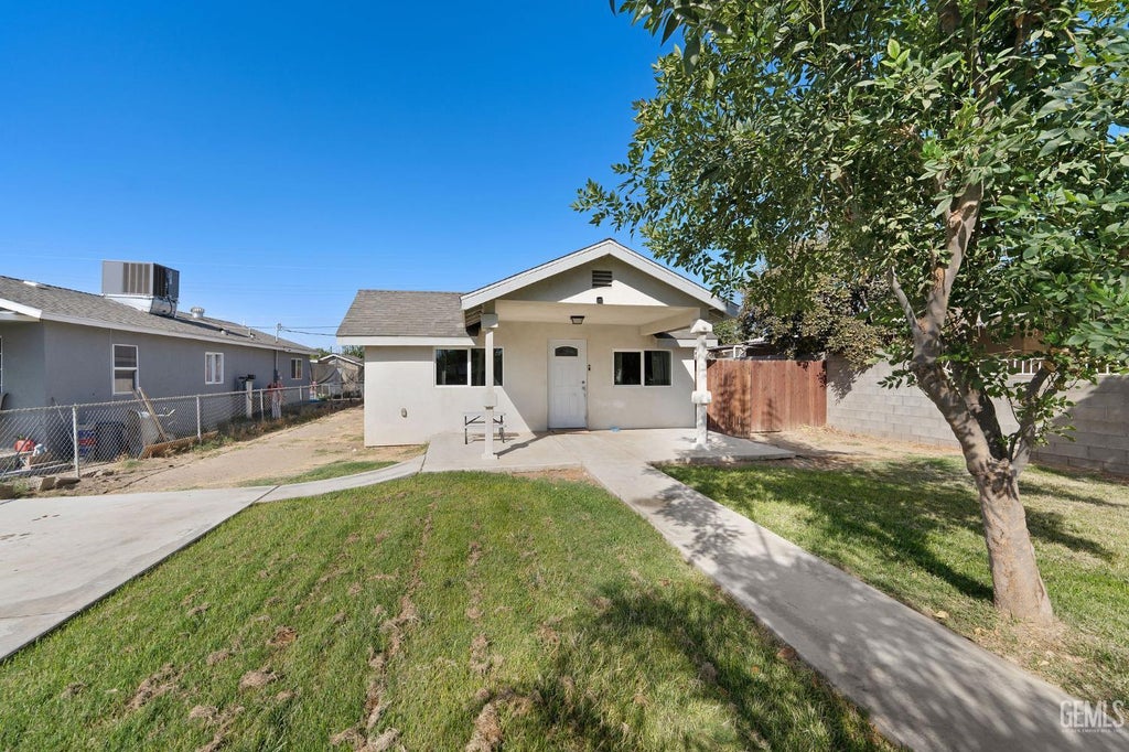Photo of 11012 San Fernando Street, Lamont, CA 93241 (MLS # 202610152)