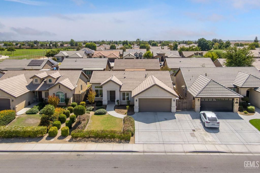 Photo of 13511 Ashton Wood Court, Bakersfield, CA 93314 (MLS # 202511068)
