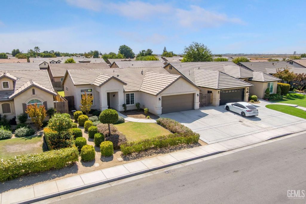 Photo of 13511 Ashton Wood Court, Bakersfield, CA 93314 (MLS # 202511068)
