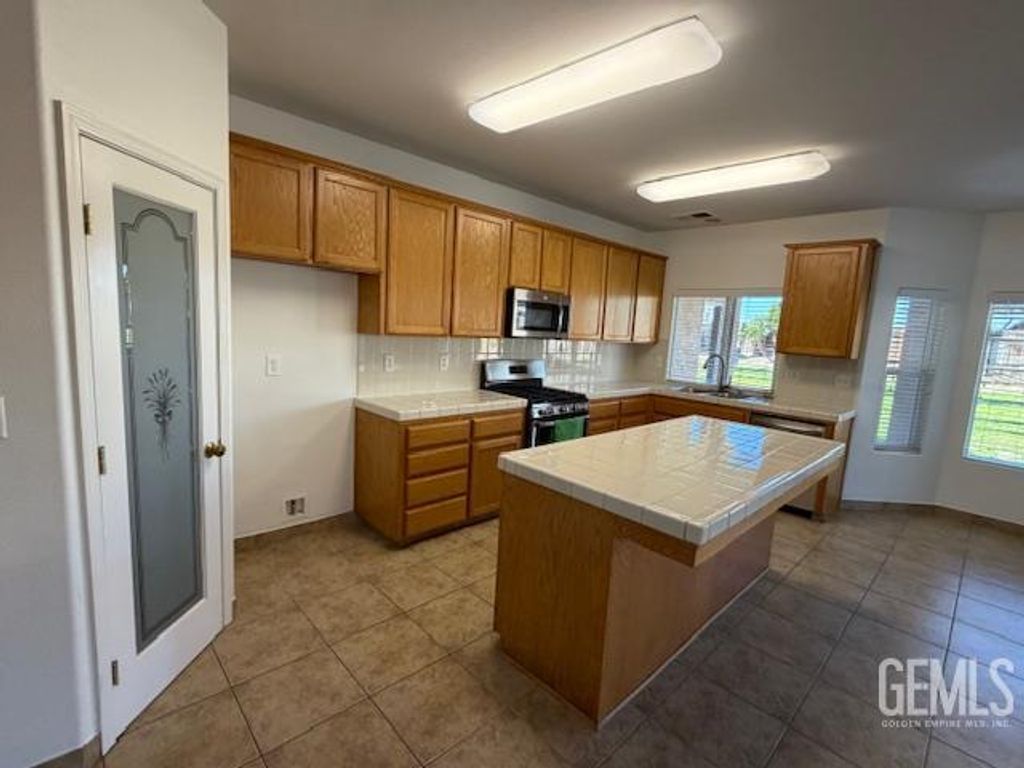 Photo of 12022 Copernicus Avenue, Bakersfield, CA 93312 (MLS # 202605092)