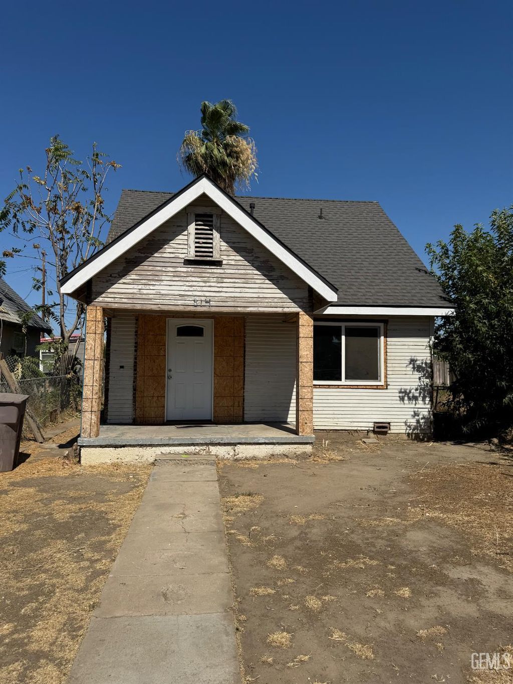 Photo of 814 Q Street, Bakersfield, CA 93304 (MLS # 202511427)