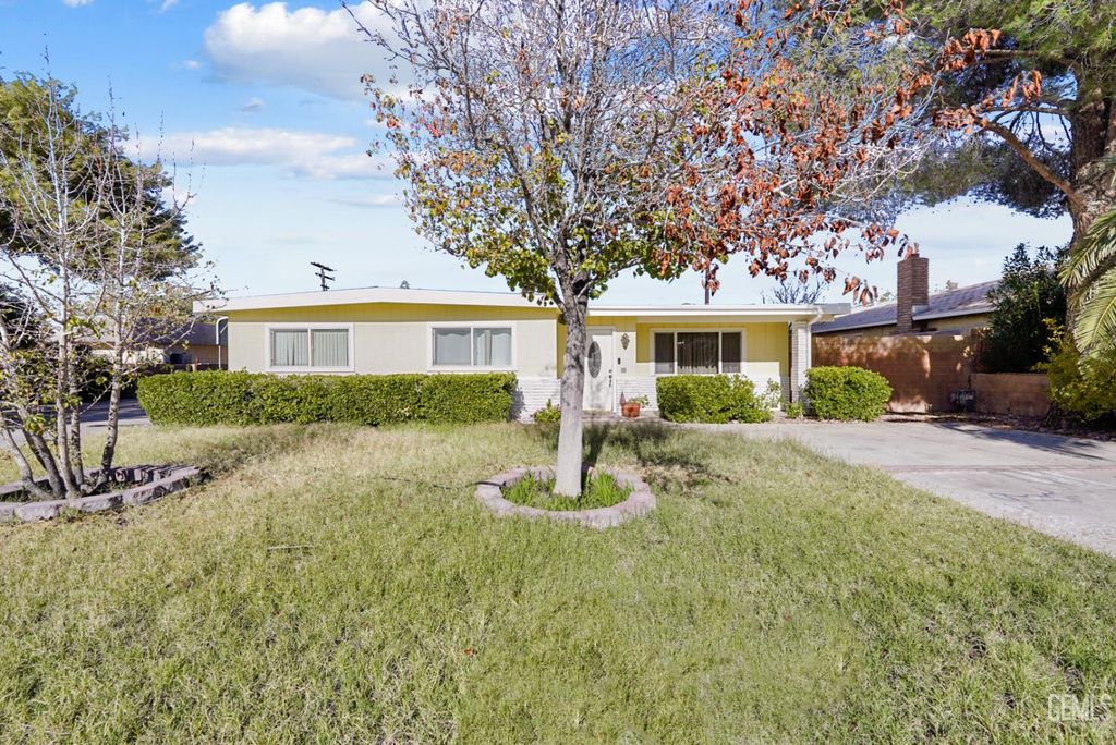 Photo of 438 W Ward Avenue, Ridgecrest, CA 93555 (MLS # 202512995)