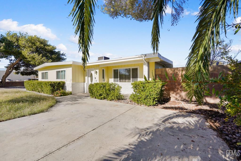 Photo of 438 W Ward Avenue, Ridgecrest, CA 93555 (MLS # 202512995)