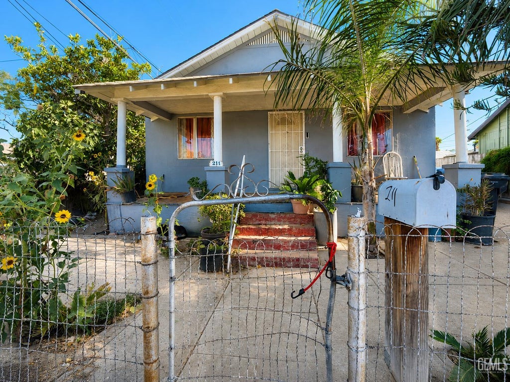 Photo of 211 Oak Street, Taft, CA 93268 (MLS # 202608015)