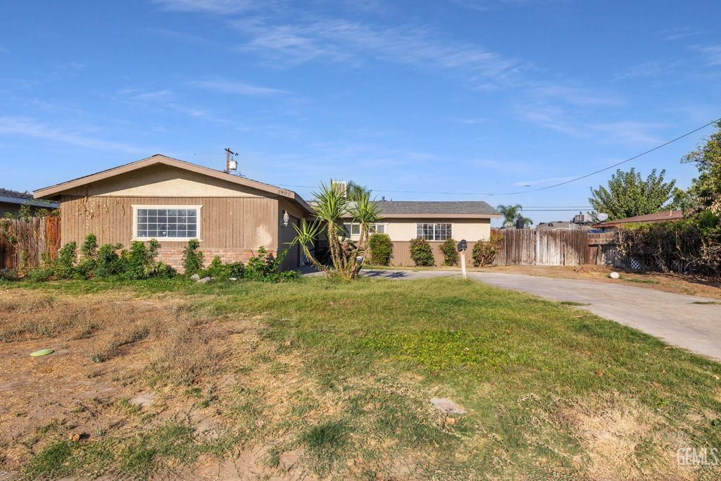 Photo of 3905 Fambrough Drive, Bakersfield, CA 93304 (MLS # 202510897)