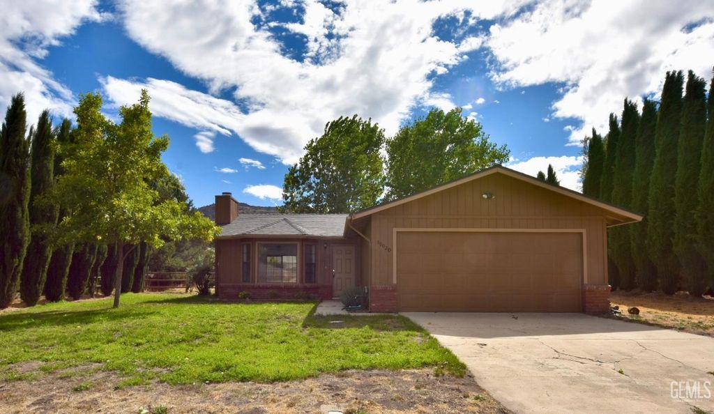 Photo of 30020 Niblick Lane, Tehachapi, CA 93561 (MLS # 202511027)