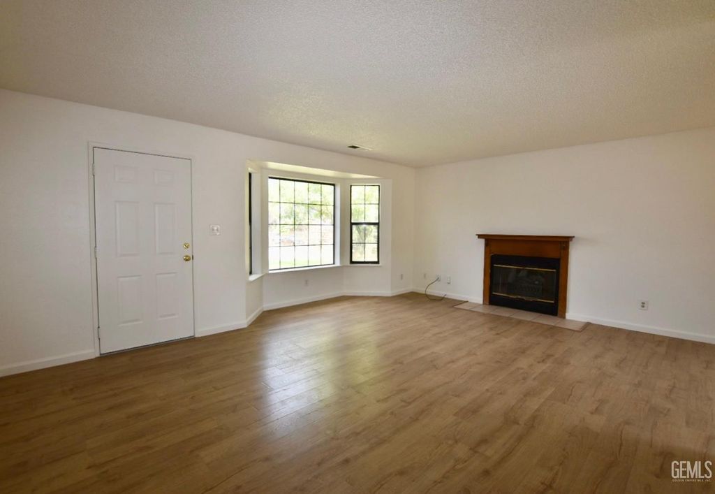 Photo of 30020 Niblick Lane, Tehachapi, CA 93561 (MLS # 202511027)