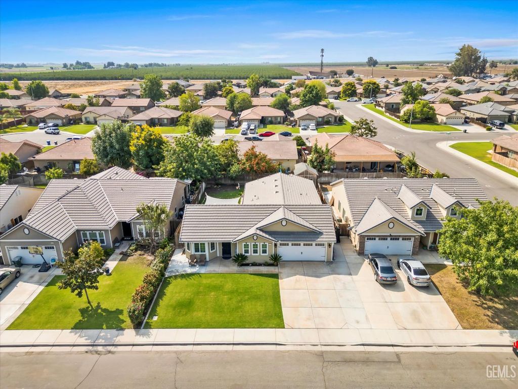 Photo of 3527 Big Trail Avenue, Bakersfield, CA 93313 (MLS # 202510882)