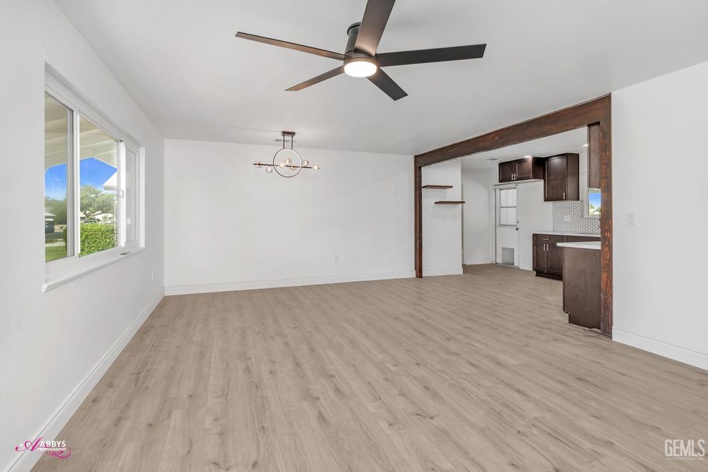 Photo of 6104 Bel Aire Way, Bakersfield, CA 93309 (MLS # 202511034)
