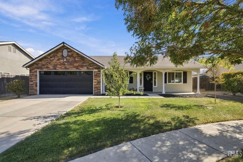 Photo of 3068 S Foster Court, Tulare, CA 93274 (MLS # 202610547)