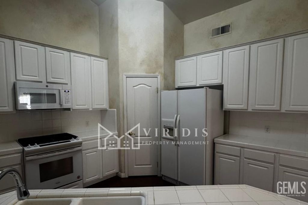 Photo of 9800 Cabbage Rose Avenue, Bakersfield, CA 93311 (MLS # 202511337)