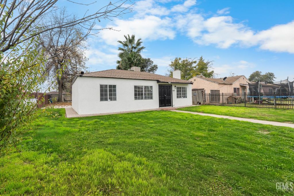 Photo of 407 4th Street, Bakersfield, CA 93304 (MLS # 202606000)
