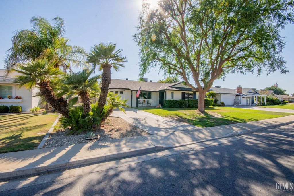 Photo of 409 Cherry Hills Drive, Bakersfield, CA 93309 (MLS # 202600952)
