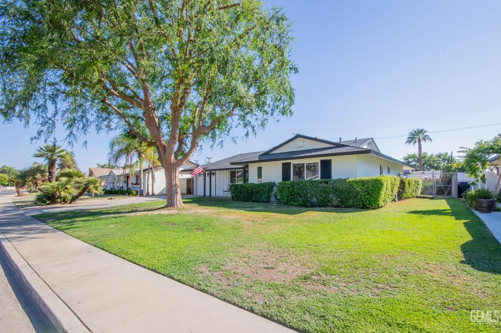 Photo of 409 Cherry Hills Drive, Bakersfield, CA 93309 (MLS # 202600952)