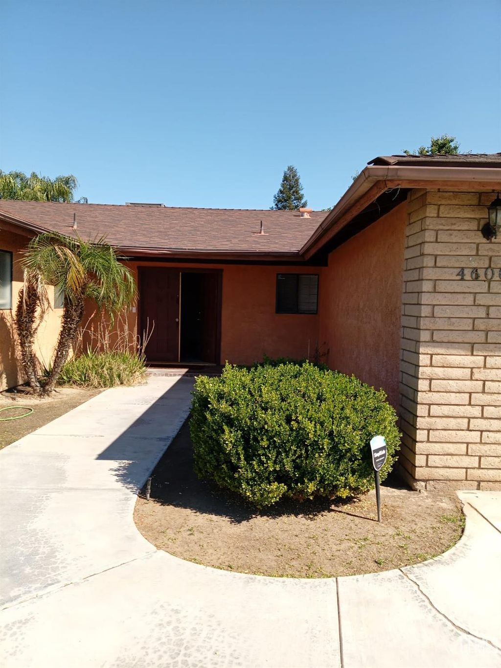 Photo of 4600 Pinecastle Avenue, Bakersfield, CA 93313 (MLS # 202604122)
