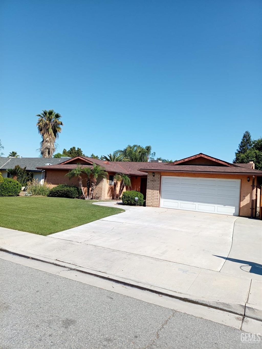 Photo of 4600 Pinecastle Avenue, Bakersfield, CA 93313 (MLS # 202604122)