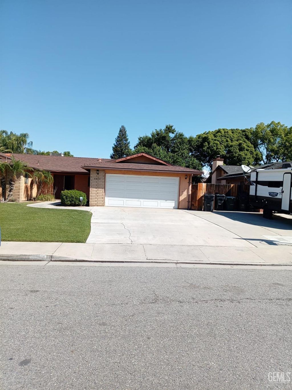 Photo of 4600 Pinecastle Avenue, Bakersfield, CA 93313 (MLS # 202604122)