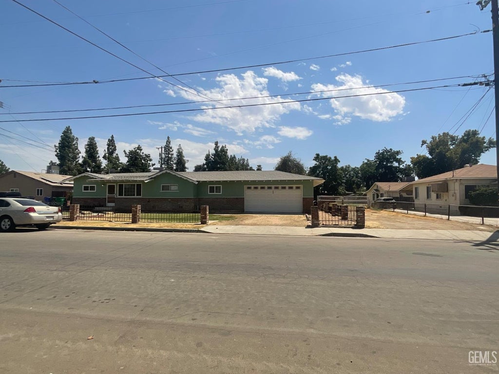 Photo of 329 Sycamore Drive, Bakersfield, CA 93308 (MLS # 202608521)