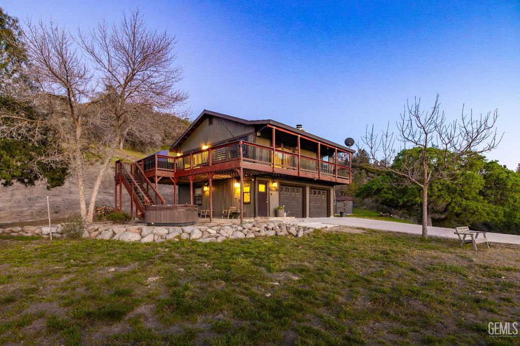 Photo of 29801 Skyline Drive, Tehachapi, CA 93561 (MLS # 202602999)
