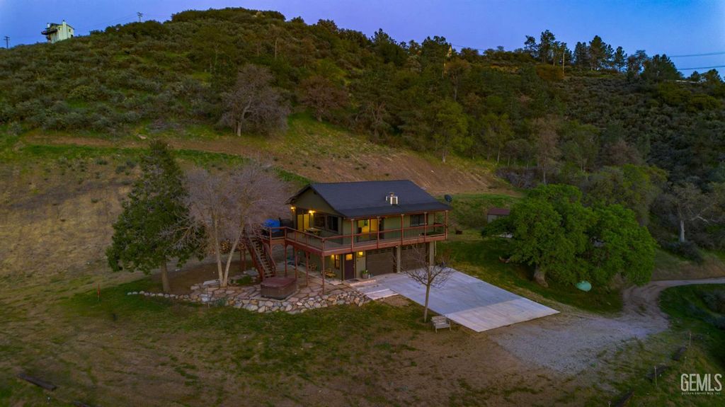 Photo of 29801 Skyline Drive, Tehachapi, CA 93561 (MLS # 202602999)