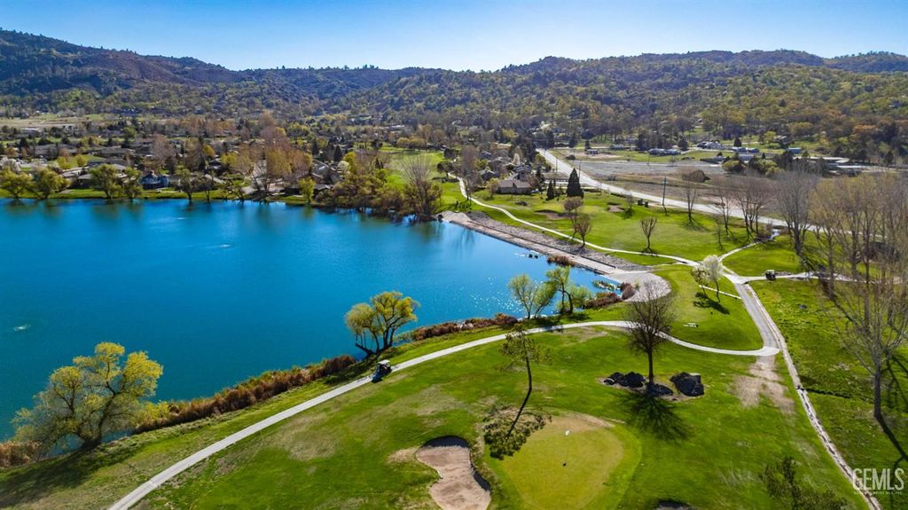 Photo of 29801 Skyline Drive, Tehachapi, CA 93561 (MLS # 202602999)