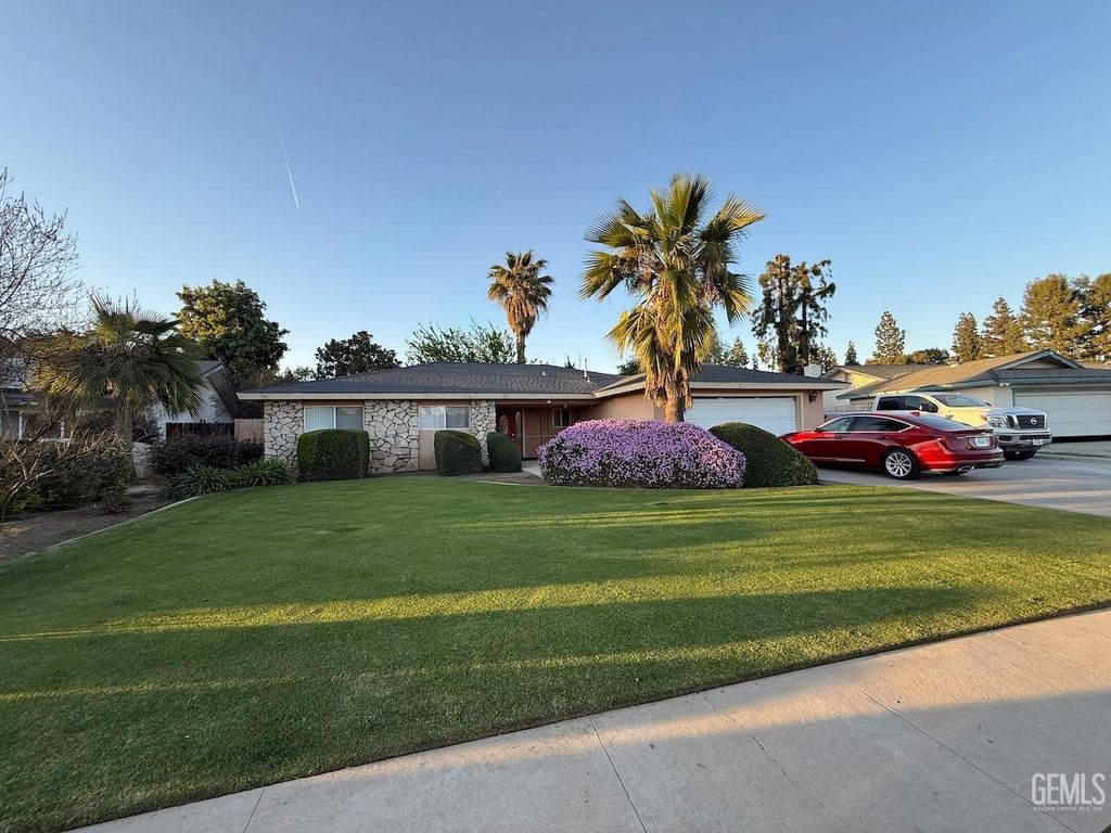 Photo of 4212 Charter Oaks Avenue, Bakersfield, CA 93309 (MLS # 202602766)
