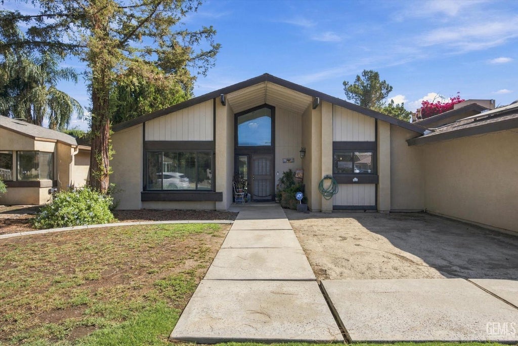 Photo of 3112 Harrogate Lane, Bakersfield, CA 93309 (MLS # 202610001)