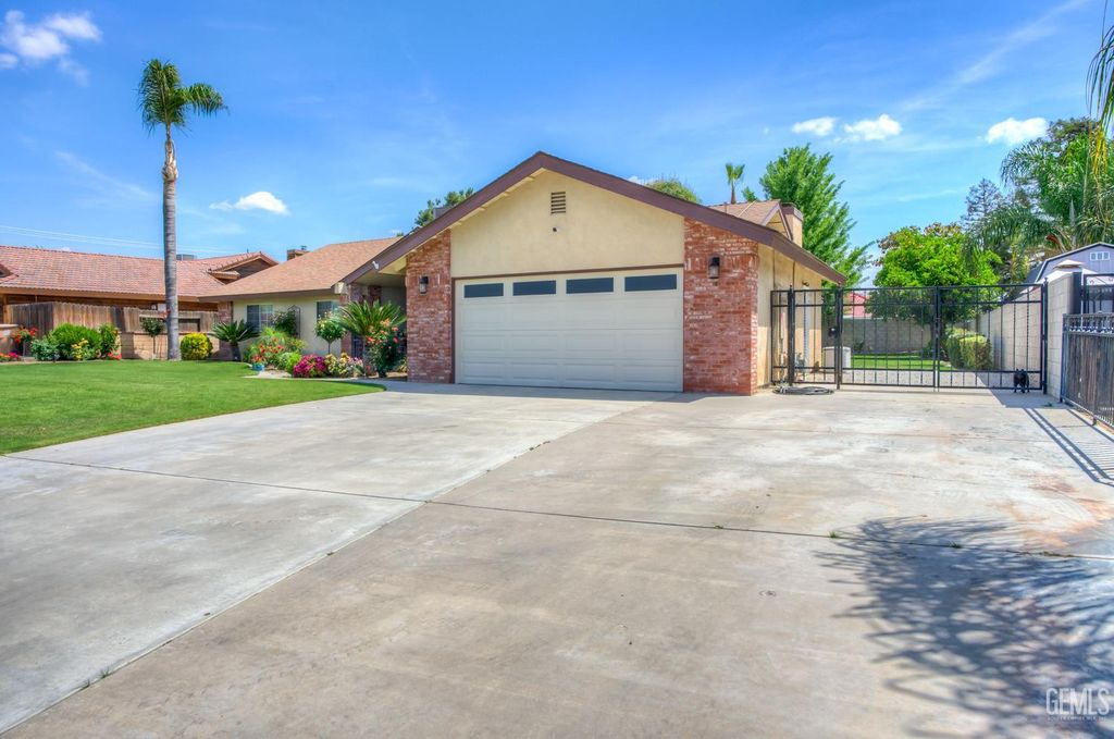 Photo of 8906 Tillson Way, Bakersfield, CA 93307 (MLS # 202604159)