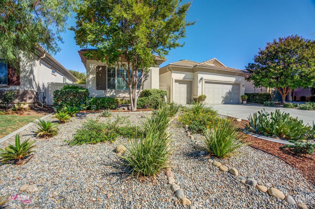 Photo of 13808 Calico Village Drive, Bakersfield, CA 93306 (MLS # 202510588)