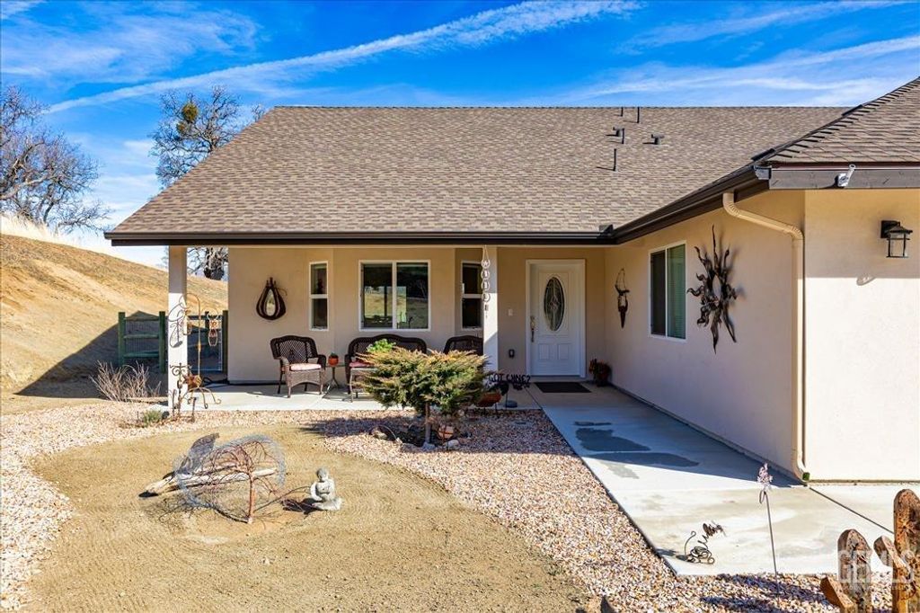 Photo of 17600 Ascot Court, Tehachapi, CA 93561 (MLS # 202603971)