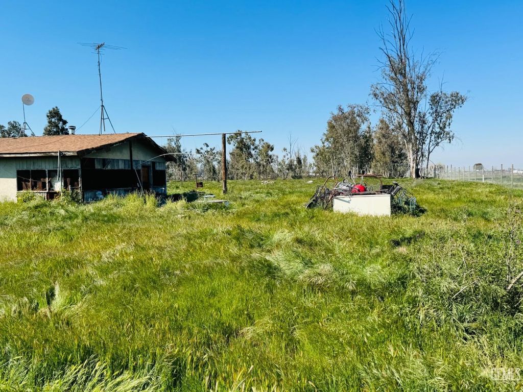 Photo of 13232 Avenue 72 Ave, Earlimart, CA 93219 (MLS # 202510797)