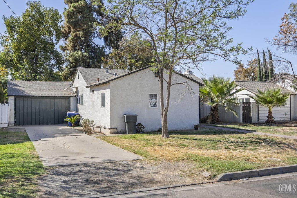 Photo of 515 Neville St, Hanford, CA 93230 (MLS # 202610435)