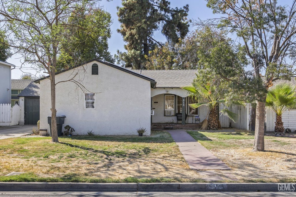 Photo of 515 Neville St, Hanford, CA 93230 (MLS # 202610435)