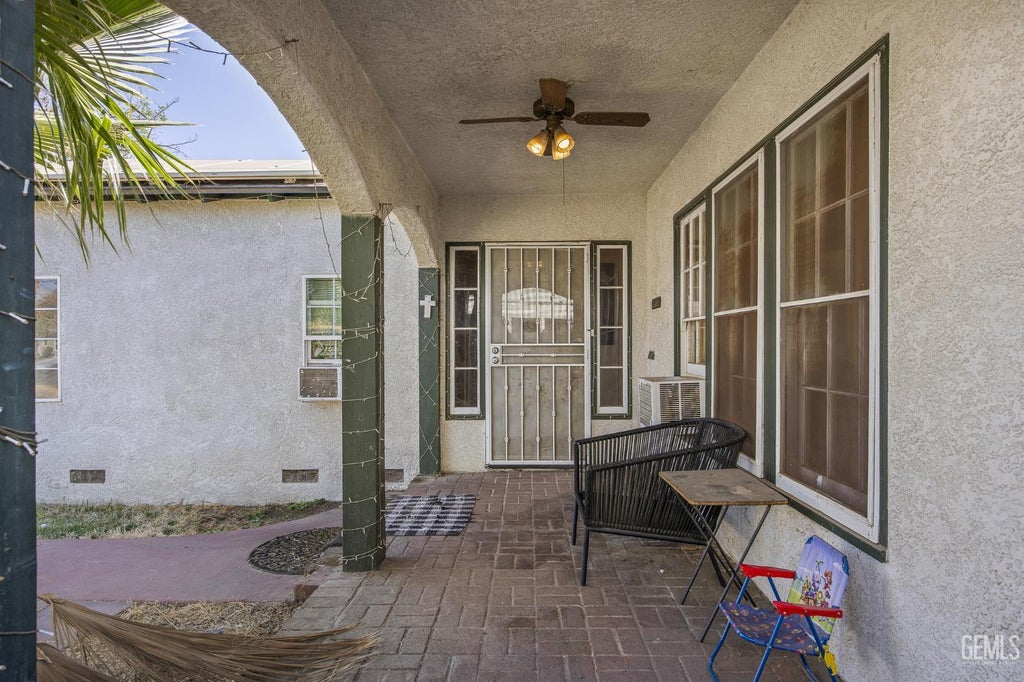 Photo of 515 Neville St, Hanford, CA 93230 (MLS # 202610435)