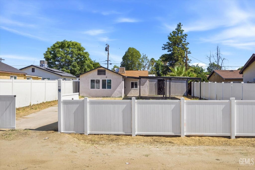 Photo of 718 Lincoln Avenue, Bakersfield, CA 93308 (MLS # 202606234)