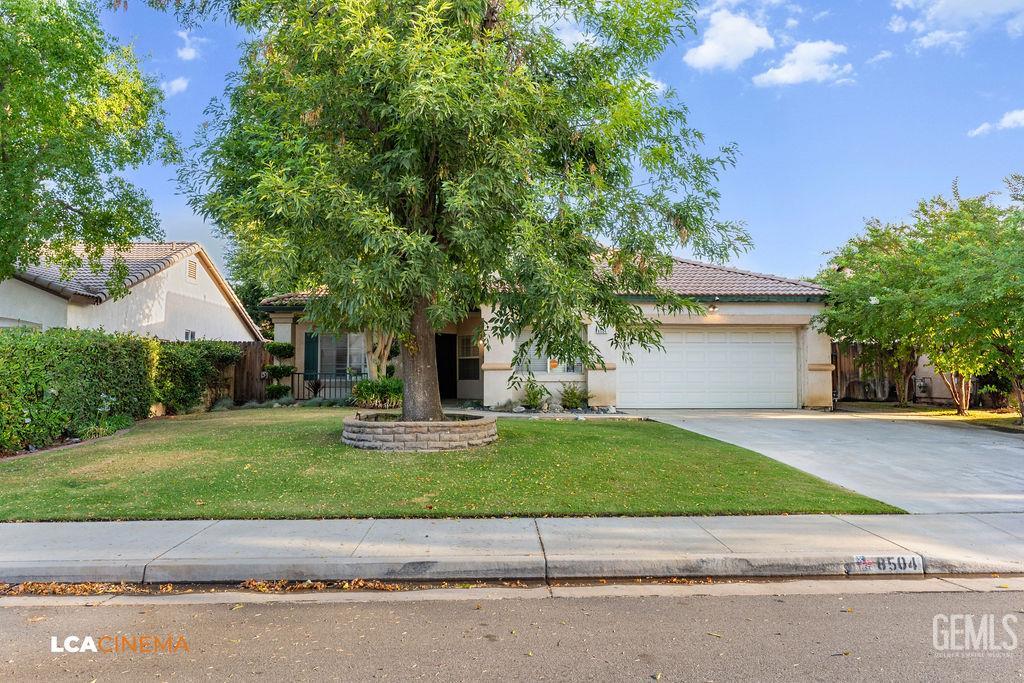 Photo of 8504 Lighthouse Drive, Bakersfield, CA 93312 (MLS # 202604685)