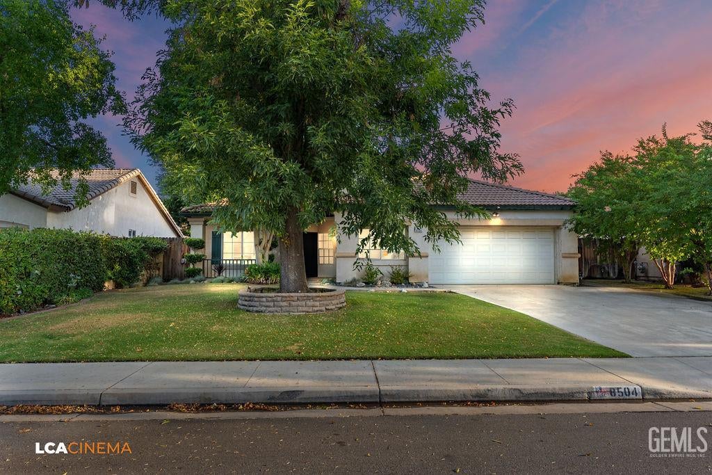 Photo of 8504 Lighthouse Drive, Bakersfield, CA 93312 (MLS # 202604685)