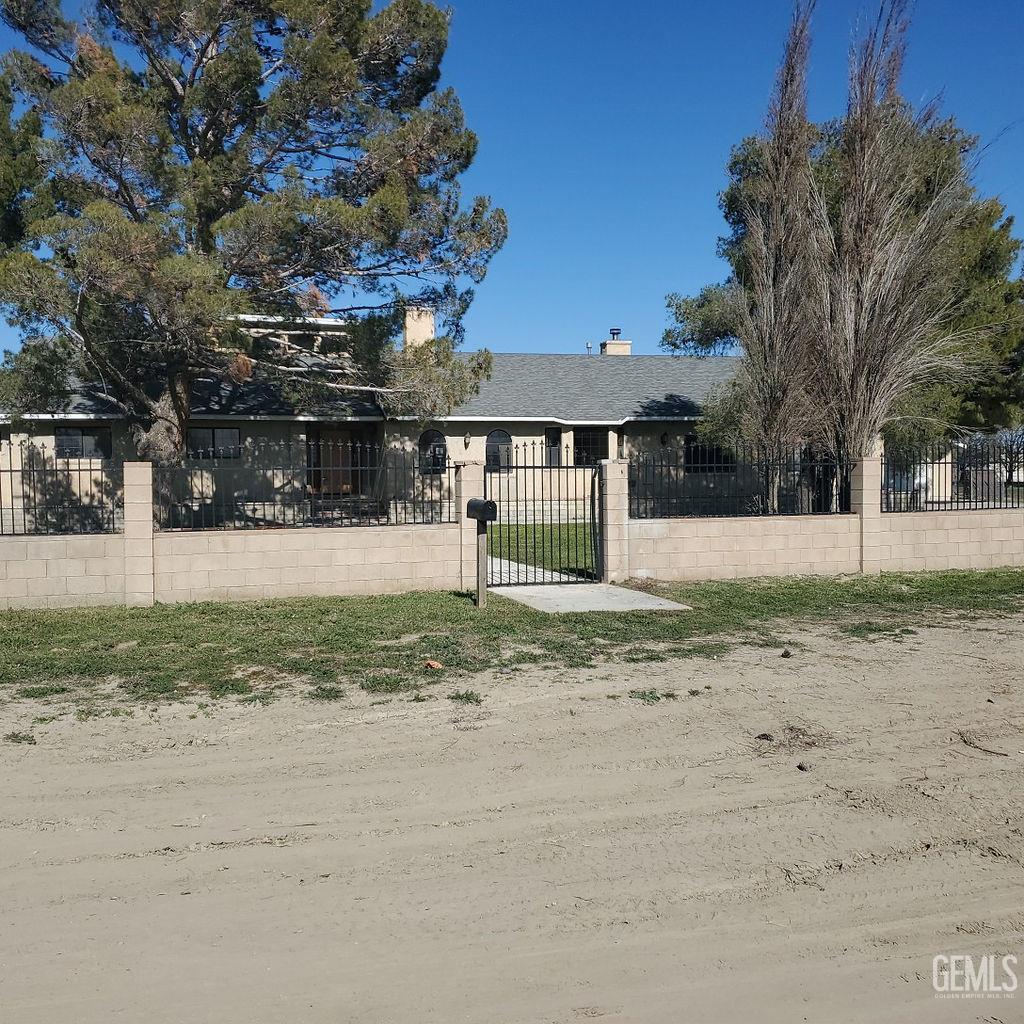 Photo of 7523 Cypress Avenue, Rosamond, CA 93560 (MLS # 202610391)