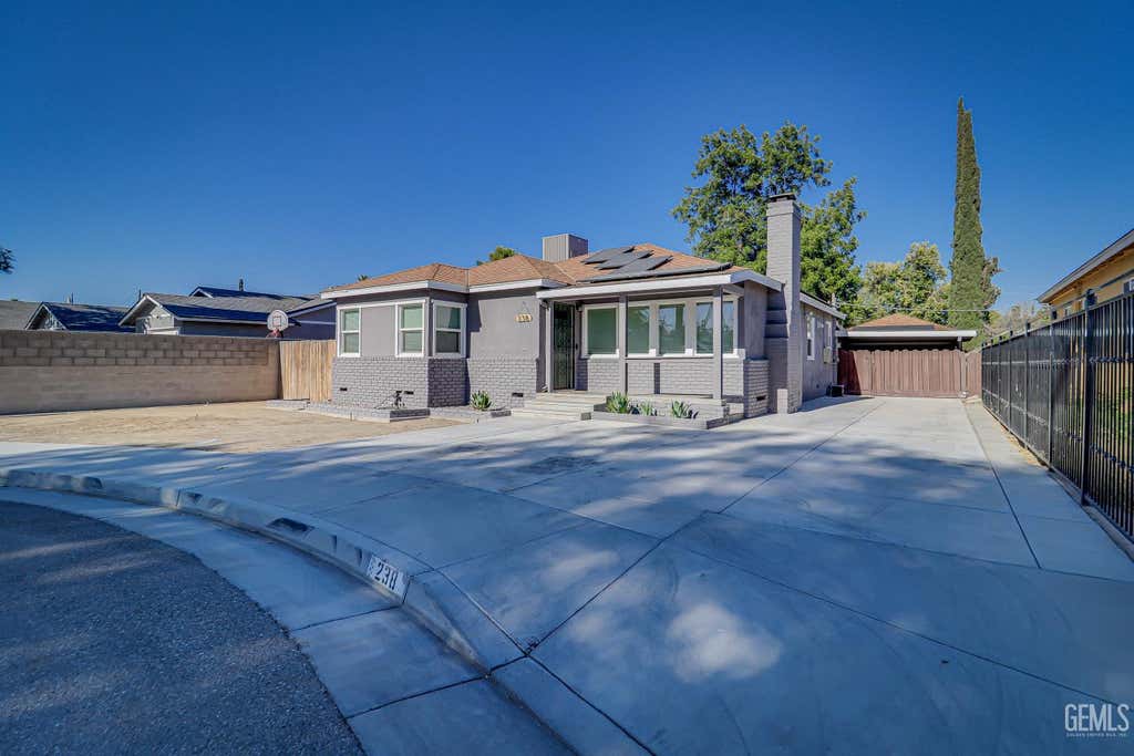Photo of 238 B Street, Bakersfield, CA 93304 (MLS # 202607162)