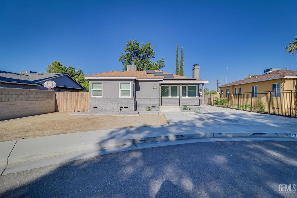 Photo of 238 B Street, Bakersfield, CA 93304 (MLS # 202607162)